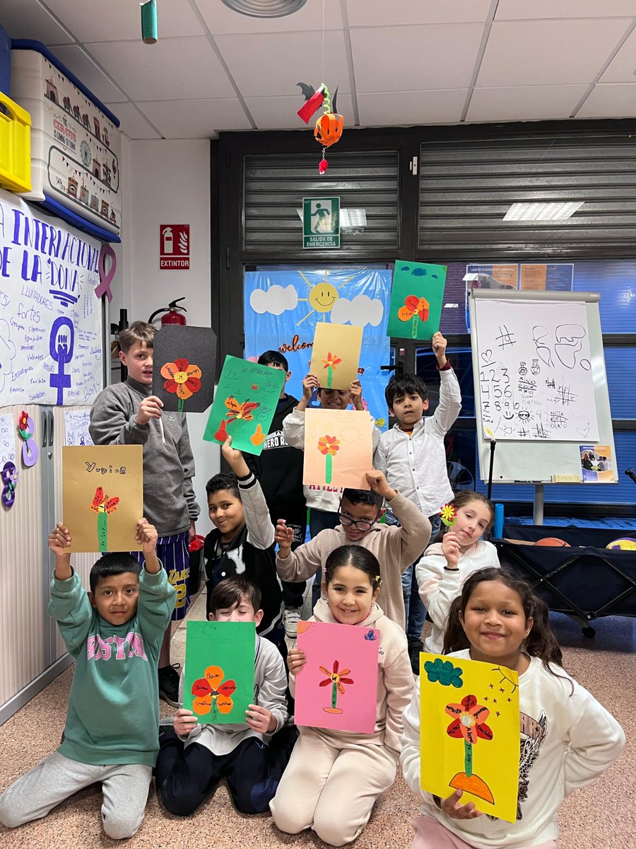 Fundperetarres's tweet photo. 🌹📙 Molt bon #SantJordi a tothom! 🐉 Per una diada plena de #cultura i #afecte! #SantJordi2025 #SantJordi25
📸: Escola Josep Maria de Sagarra i Centre Socioeducatiu Sant Adrià
#tradicions #EducarActuarTransformar #transformaciósocial https://t.co/TWPbbMnXFm