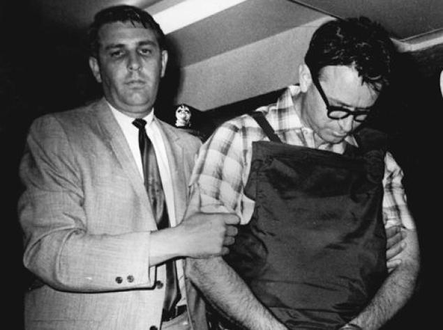 mariobianchi18's tweet photo. Il #23aprile 1998 muore per epatite #JamesEarlRay. Nel '69 era stato condannato a 99 anni per aver ucciso #MLKing. Nel 1977 Ray e altri 6 evasero dal penitenziario Brushy Mountain (Tennessee). Tutti furono ritrovati 3 giorni dopo e ricondotti in prigione: Ray ebbe un anno in più. https://t.co/7e2cypwKNH