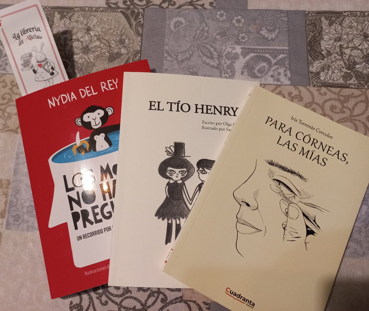 Buenos días novelas sin título.
Feliz día del libro a todos, libros de  personas, a las que tengo la suerte de conocer y respetar enormemente.
<a href="/Iris_CU93/">Iris Torrente | Colitis Ulcerosa & Inmunomediadas</a> <a href="/SiQueEsMiPelo/">SíEsMiPelo</a> <a href="/nyconene/">Nidea🥳</a> 
Y si necesitáis algo al respecto en <a href="/lalibreriadeAli/">libreria de Alicia</a> tenéis a una gran profesional y mejor persona.