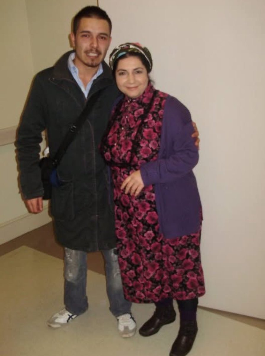 #LeylaOkay 
Ah Leyla ablacım çok üzgünüm Rabbim yerinde dinlendirsin.