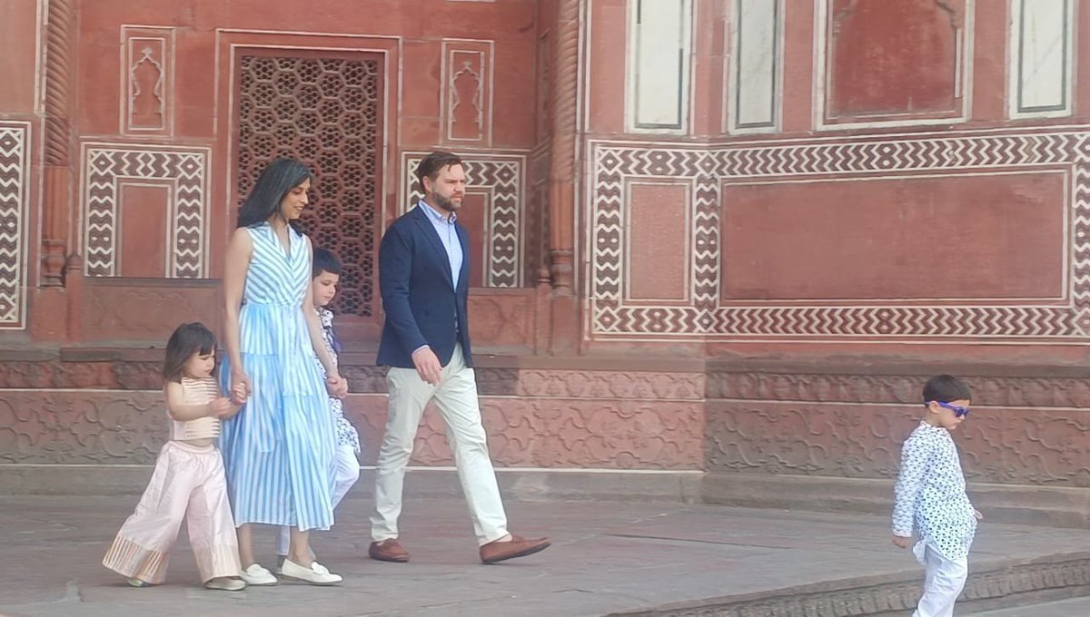 zeerajasthan_'s tweet photo. #JDVanceInIndia अमेरिका के उपराष्ट्रपति जेडी वेंस ने विजिट किया ताजमहल

अमेरिका की द्वितीय महिला और अपनी पत्नी उषा वेंस और अपने बच्चों के साथ आगरा में ताजमहल का दौरा किया

 @VP @KumariDiya @my_rajasthan @RajCMO @RajGovOfficial @PoliceRajasthan @jaipur_police @MTPAIndia #LatestNews #RajasthanNews #RajasthanWithZee #jdvanceindiavisit #PadharoMhareDeshwithzee #Agra