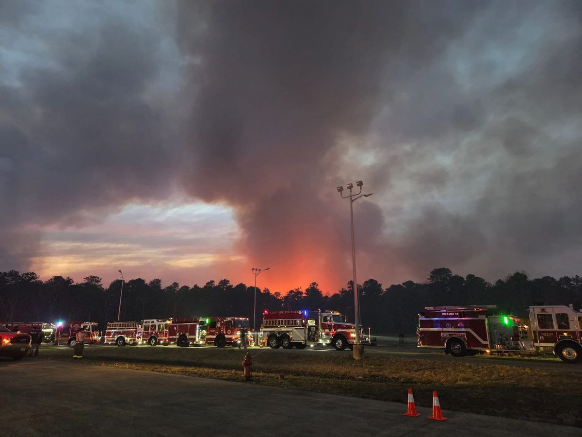 factsprime35's tweet photo. 🔥💨 WILD FIRE ALERT: 

Ocean County, New Jersey, USA battling massive wildfire. 

Firefighters working to contain the blaze. 

#NewJerseyWildfire #OceanCountyFire https://t.co/eZ9ovUFSCc