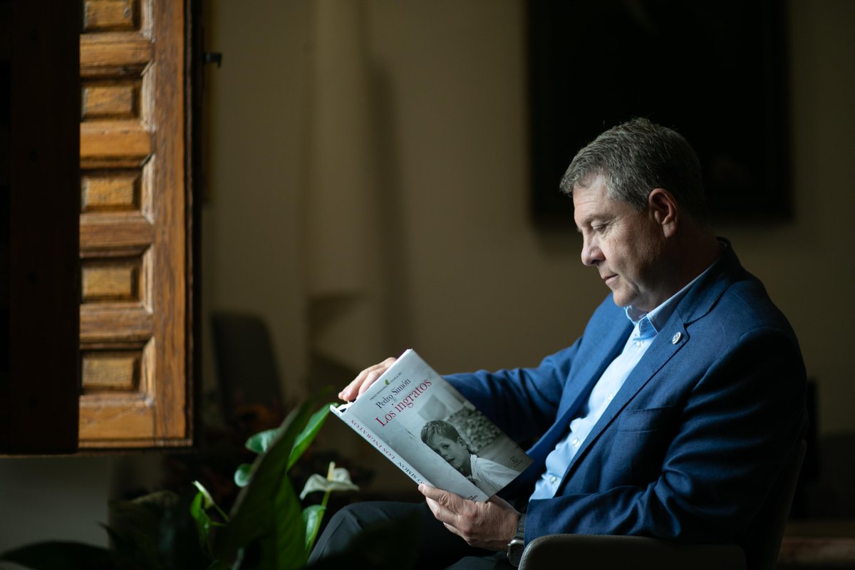 Leer nos cambia, es algo invisible, pero deja huella. 'Los ingratos', de Pedro Simón, captura bien esta esencia, es uno de esos libros que nos hacen mirar atrás con ojos nuevos. En este #DíaDelLibro, quiero felicitar y agradecer a todas las personas que mantienen viva esa