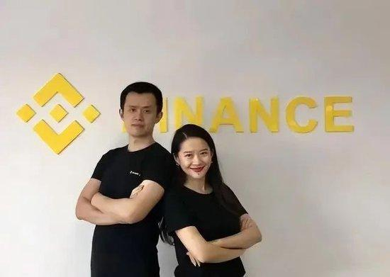 Supers6061's tweet photo. 币安创始人赵长鹏@cz_binance（我们的大表哥）：从平凡到传奇的逆袭之路，有多少人真正的了解过？一文带大家了解表哥的故事，大家可以花点时间看看！

在加密货币领域，赵长鹏@cz_binance（Changpeng Zhao，简称 CZ）不过我们都喜欢亲切的喊他为表哥，是一位备受关注的人物，相信大家都在熟悉不过了，他创立的币安@binance（Binance）如今在行业内占据重要地位。

CZ 出身普通家庭，早年经历辗转，从程序员到创业者，一步步积累经验。
2017 年，他看准加密货币的潜力，创办币安。凭借清晰的定位和高效的运营，币安很快成为全球领先的交易平台。他的故事没有太多传奇滤镜，更多是务实的选择与持续的投入 —— 比如坚持去中心化理念，推动区块链技术落地，同时应对行业监管与市场波动。

作为行业头部平台的创始人，CZ 很少刻意包装自己，更愿意用行动说话。
从普通从业者到行业知名人物，他的经历反映了加密货币行业从边缘走向主流的过程，也让更多人看到，在这个充满变革的领域，扎实的技术积累和敏锐的商业判断远比夸张的故事更有说服力。

小时候家里穷得叮当响，移民国外后又撞上一堆新挑战

1977 年，表哥出生在江苏连云港的一个普通家庭，父母都是当老师的。本来日子过得挺安稳，赶上时代变化，1989 年，12 岁的他跟着家人移民去了加拿大温哥华。刚到那儿，家里条件一般，他爸在 UBC 读地球物理学博士，他妈在服装厂打工，一家人收入差不多够糊口，日子过得紧巴巴的。

上学时，他遇到俩难题：语言不通，文化也不一样。学校里就俩中国学生，周围同学家里大多条件不错，他中午经常一个人吃饭，多少有点融不进去。从十多岁开始，他就想着帮家里分担，啥活儿都干过。在雪佛龙加油站给车加油，身上整天都是汽油味；在麦当劳翻汉堡、点单，一干就是两年，累归累，对顾客总是客客气气的。这些经历虽然苦，却让他特别能扛事儿，也早早有了责任心。

1995 年，17 岁的他离开温哥华，跑到 5000 公里外的蒙特利尔，考上了麦吉尔大学。一开始学生物，后来觉得计算机更有搞头，就转了专业。大学时，他对技术特别着迷，在计算机方面挺有天赋。

1997 年毕业后，他进了东京证券交易所，当软件开发师，专门做交易订单匹配系统，这才算踏进了金融科技的门，慢慢摸透了金融市场的运作。后来凭借过硬的本事，进了彭博社，负责期货交易软件的开发。在彭博社，他干得漂亮，两年内升了三次，27 岁就管着新泽西、伦敦和东京的团队，手下人不少。但他心里一直想搞自己的事业，觉得给人打工不是长久之计，开始琢磨新机会。

2005 年，他做了个重要决定：放弃彭博社的稳定工作和即将到手的美国绿卡，带着积蓄回上海创业，成立了富讯信息，专门给券商开发高频交易系统。因为技术先进、服务到位，公司很快在业内打响了名气，给不少国际投行做了软件，他也赚到了第一桶金。

2013 年，一次打扑克时，朋友聊起比特币，他一下来了兴趣。之前他就觉得传统金融有不少毛病，比特币这种去中心化、无国界的概念，让他眼前一亮。他把比特币的白皮书复印出来，翻来覆去看了好多遍，越看越觉得这事儿能成，一咬牙把上海的房子卖了，所有钱都投进了比特币。当时比特币 600 美元左右，家里人都反对，老妈直说他 “傻”，但他认准了就没回头。

没想到，加密货币市场波动太大，没多久比特币价格暴跌 70%，他的资产缩水到只剩三分之一。但他没动摇，觉得区块链技术潜力大，短期涨跌说明不了啥。为了深入了解这个行业，他加入了 https://t.co/FYPK2aD7oS，负责开发团队的核心工作。在那儿，他跟行业里的顶尖人物合作，比如比特币布道者 Roger Ver，积累了不少区块链技术和生态的经验，这也为他后来创办币安打下了基础。

进了 OKCoin，碰上了能一起干大事的搭档何一 @heyibinance
2014 年春天，表哥在一场区块链行业的公开活动上认识了何一@heyibinance（也就是现在咋们熟知的表姐）。何一当时在业内算是挺有头脸的人物，搞市场营销那套特别厉害，看行业趋势的眼光也敏锐。俩人在活动上聊起区块链行业的现状和未来，越聊越对脾气，都觉得对方想法靠谱，对这行的热情也特别搭，一来二去就互相看对眼了，这也为后来他俩合作埋下了伏笔。

后来经何一表姐牵线，表哥加入了 OKCoin，当上了首席技术官（CTO）。在 OKCoin 那会儿，他把自己的技术底子全掏出来了，带着团队开发了平台的核心技术系统，把交易所的技术架构狠狠优化了一番，用户体验和交易效率都提了不少。这段经历让他对交易所怎么运营有了更深的理解，也攒了不少行业里的人脉资源。

但没想到，随着参与运营越来越深，表哥和 OKCoin 管理层在用户权益、平台透明这些事儿，还有长远的发展方向上，想法渐渐不一样了。他琢磨来琢磨去，觉得与其凑活，不如自己搞一个真正把用户放在第一位、走全球化路线还靠技术驱动的交易平台，这就是后来咱们都知道的币安。

创立币安，缔造行业传奇
2017 年，表哥@cz_binance就和表姐@heyibinance正式把币安@binancezh搞起来了。刚开始创业那会，团队啥都缺，困难一堆堆。为了保证用户的钱安全，币安刚上线那四个月，用户提现都得人工审核，每笔钱都得工作人员手动处理。大晚上的还得轮流盯着，生怕黑客来搞破坏，把用户的资金偷走。

虽说条件艰苦，但赵长鹏眼光敏锐、领导力强，带着币安跟开了挂似的往上蹿。币安主打的就是低手续费、币种多、交易体验流畅，就靠这几点，一下子吸引了好多用户。赵长鹏把自己这么多年攒的经验全用上了，还不断折腾新玩法，从最开始的币币交易，慢慢拓展到合约、杠杆这些业务。

要说关键的一步，还得是他推出了币安币 #BNB（BNB）。这 BNB 可不只是能当手续费打折用，随着币安生态越来越大，它成了整个系统的核心。现在 BNB 能用的地方越来越多，市值也跟着一路涨，直接冲进全球加密货币市值前五。

币安成立还不到半年，交易量就把其他对手甩在身后，成了全球第一。这期间赵长鹏执行力那叫一个狠，带着团队满世界跑，在马耳他、新加坡、日本这些地方开业务，还主动跟当地监管机构打交道，为币安长远发展铺好路。

面临挑战，积极应对危机
币安越做越大，表哥也跟着碰到了全球监管的硬茬子。2017 年国内先出台了 ICO 禁令，接着美国、欧洲好多国家也开始严审加密货币行业。面对监管压力，币安只能不停地换地方，这个不行待不了就搬到另一个的地方，总有属于自己的一片天。但赵长鹏没认怂，反而加快了币安在全球布局的速度，哪儿适合加密货币发展，就把业务往哪儿扎。

这些年币安还多次被卷入风波，用户资金安全、反洗钱措施不到位之类的质疑一直没断过。2023 年底，因为美国司法部指控币安反洗钱措施没做到位，赵长鹏认了，交了一大笔罚款，还辞去了 CEO。

但即便身处困境，他也始终保持冷静，一直强调币安会积极配合各国监管，把合规体系完善好，保障用户权益。甚至在监狱里，他也没闲着，一直在反思自己的管理和决策，为以后的路重新打算。

领导哲学，引领团队前行
表哥这人干活儿特利索，最烦磨叽，领导团队有自己的一套实在法子。他常说 “别瞎折腾没用的”，不管是自己还是团队，都得把时间和精力全扑在最核心的事儿上。他基本不参加那些虚头巴脑的社交活动，觉得与其喝酒吃饭搞关系，不如把目标定死、盯着结果干 —— 交代你事儿不看过程，只问能不能按时拿出像样的成果。

在他眼里，跟人合作必须讲究公平，得让双方都能赚到好处，那种只想着自己占便宜的事儿长久不了。他还特别反感公司搞太多层级、太死板的制度，觉得太结构化就会变成官僚主义，团队会越来越死板。他更喜欢有点 “乱中有序” 的状态，比如不把人管得太死，让大家能放开手脚琢磨新点子，反而更有创新劲儿。

但不管怎么折腾，他心里始终把用户的事儿放第一位。哪怕公司遇到再大的坎儿，首先想到的都是用户体验咋样、资产安不安全。就拿币安这么多年经历的那些风波来说，为啥能挺过来？说白了，就是他一直坚持 “用户至上”，这也是币安的核心底气。

王者归来，展望未来愿景
2024 年 4 月 30 号，表哥在美国被判了 4 个月监禁，直到当地时间 9 月 27 号，才从加州的惩教所获释。恢复自由后，他压根没被这点挫折打趴下，对加密货币这行还是满腔热情。在迪拜的币安区块链周活动上演讲时，他说以后打算搞区块链行业的教育，当导师带带人，把自己的经验和知识传出去，培养更多厉害的人才，推动整个行业往健康的方向发展。

除此之外，他对人工智能和加密技术结合这事儿特别感兴趣，觉得这肯定是未来行业发展的大方向。虽说已经辞去币安 CEO 的职务，但他没打算闲着，打算通过投资新技术、指导年轻创业者这些方式，继续在加密货币圈子里发挥影响力。他还说：“我的路还远没走完，只是换了种方式接着往前闯而已。”

CZ给行业从业者的建议：稳住心态，静待花开

说到对行业的看法，表哥总跟大家说，别老盯着加密货币和区块链技术天天盼着出大动静，得沉住气、慢慢来。他常念叨，不管你是花钱投资的还是创业搞项目的，都得清楚这行现在正处于往上走的阶段。虽说不会每天都有啥惊天动地的突破，但把时间线拉长到几个月、一年来看，就能明显感觉到整个行业在往上爬坡，劲头儿挺足。

“不管是创业、搞币还是投资，都别急吼吼的，得一步一个脚印来。” 这是他挂在嘴上的话。他心里清楚，行业发展有自己的节奏，要是急着赚快钱、搞虚的，反而容易栽跟头。他还专门跟中国社区的朋友们说：“今年肯定差不了！” 还答应以后会多花时间跟大家交流，盼着和大伙儿一起看着行业慢慢变好。通过最近的互动，相信大家也看出来了，表哥也越来越重视中文社区了！

表哥的经历，说白了就是一个关于梦想、勇气和坚持的故事。他从普通家庭出来的孩子，一路摸爬滚打成为加密货币行业的大佬，用自己的事儿证明了，只要心里有梦想，还肯下狠劲儿去拼，就能在时代的浪潮里闯出自己的一片天。

表哥@cz_binance的成功不光给自己赚了钱、博了名声，也给整个区块链行业做了个好榜样，激励着无数年轻人大胆去追自己的梦想。以后啊，他肯定还会在加密货币圈子里继续折腾，指不定还能带来多少新惊喜呢。相信表哥将继续在加密货币领域发光发热，为行业的发展带来更多的惊喜和变革。

也祝愿大家2025都能在这个充满机会与奇遇的行业能够发光发热，挖掘出来属于自己的财富！
#BNB #Binance