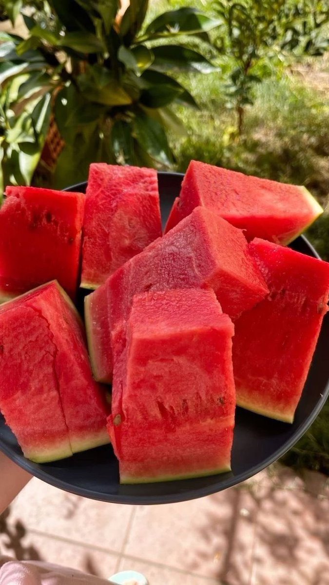 Watermelon contains 92% water super hydrating.

•Helps keep you hydrated.
•Good for skin and heart.