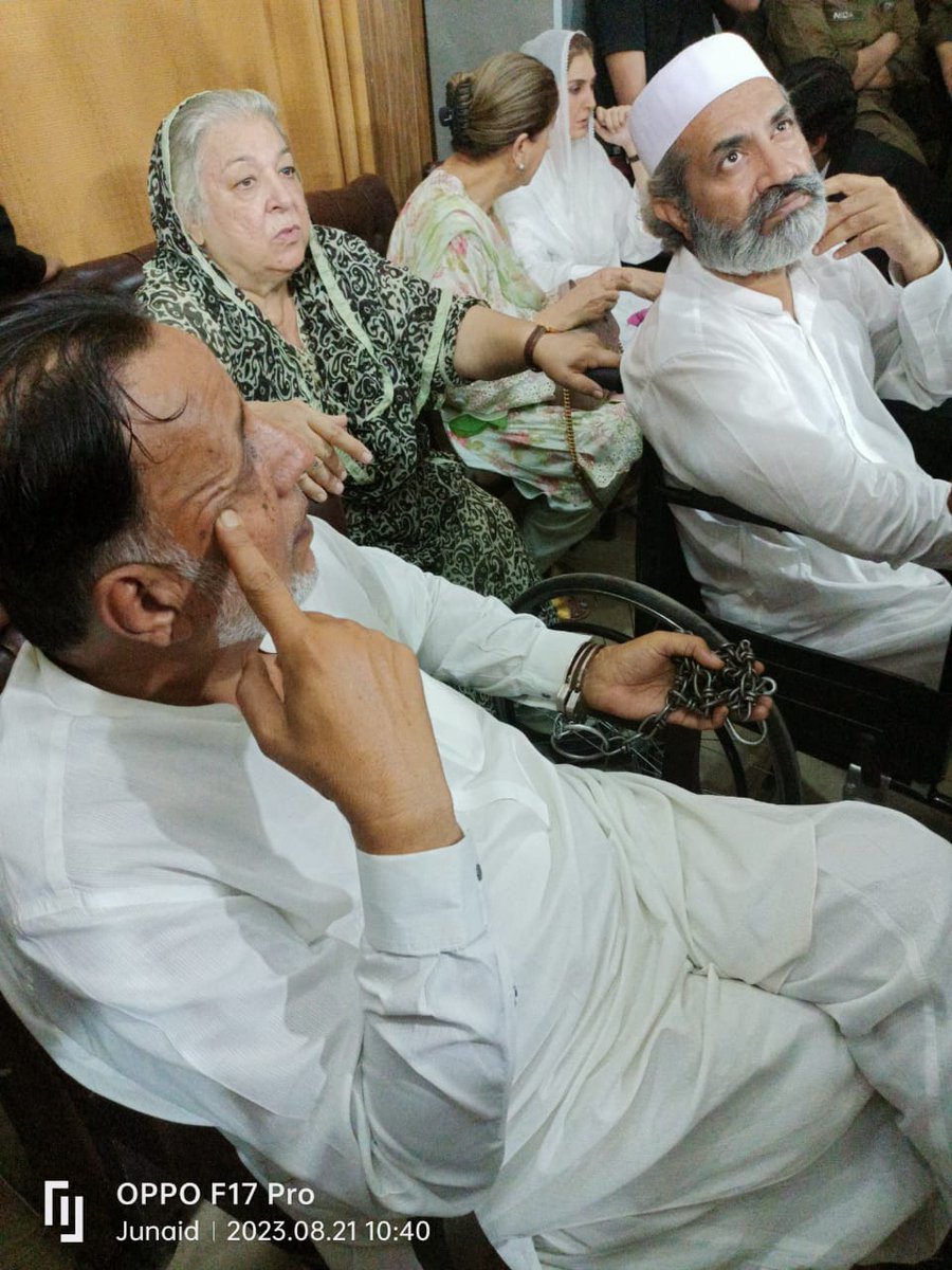 عمر سرفراز چیمہ نے کچھ مہینے پہلے عدالت میں کہا تھا، یا تو ہمیں مار دیں اور یا ہمیں انصاف دیں۔ ڈاکٹر یاسمین راشد اتنی بیمار ہے کہ خود سے کپڑے بھی نہیں پہن سکتی۔