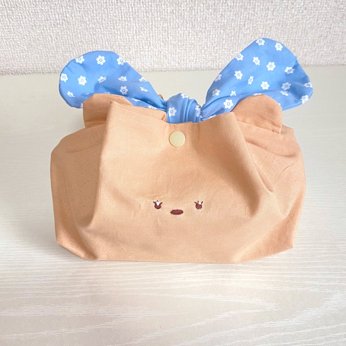 mellow__atelier's tweet photo. くまさんのお弁当袋🐻🩵

爽やかなブルーに白いお花柄のリボンが可愛らしい、お弁当袋を作りました✨
くまさんのお顔は、ひと針ひと針丁寧に刺繍しています♪

minneで販売しているので、ぜひチェックしてみて下さい💝
#ハンドメイド 
#お弁当袋 
#くま 
#りぼん https://t.co/hNLgQ2cMa2