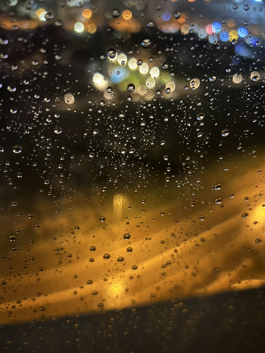 Uyan ey insan
Ey ben
Ey insanlık
Her seher kainatı uyaran
Varlıklara çağrı ezan 
Ünleniyor yeryüzünde gökyüzünde