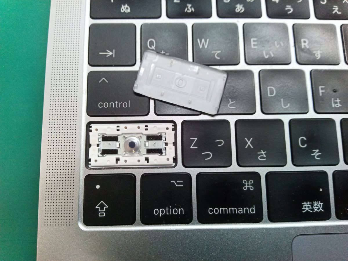 MaclabM's tweet image. 作業の一部になります。
MacBookPro13inch 2016 A1708 のShiftキーの修理になります。
キートップとクリップが破損しており、双方の交換となりました。
Macの不具合等の際は、ご相談くださいませ。
＃Mac修理 ＃MacRepair