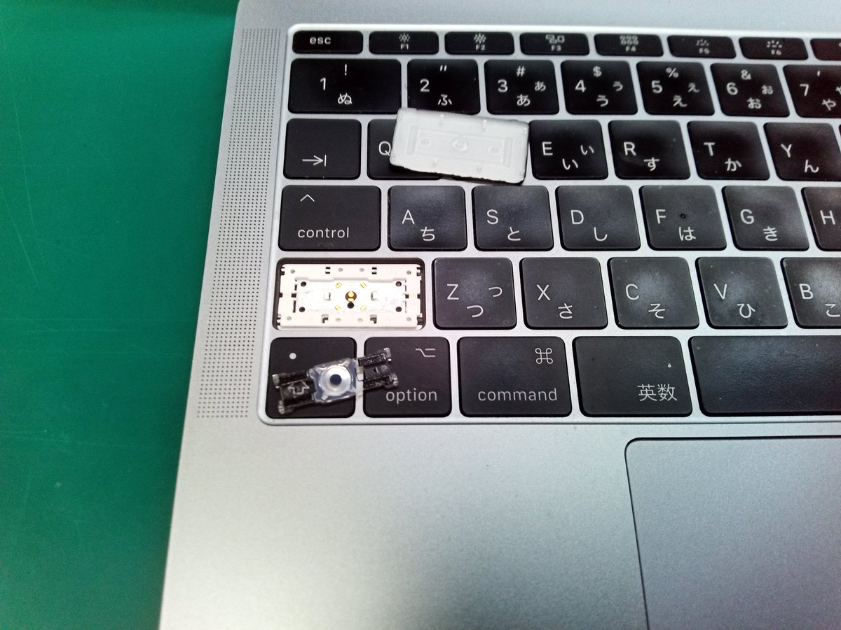 MaclabM's tweet image. 作業の一部になります。
MacBookPro13inch 2016 A1708 のShiftキーの修理になります。
キートップとクリップが破損しており、双方の交換となりました。
Macの不具合等の際は、ご相談くださいませ。
＃Mac修理 ＃MacRepair