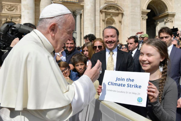 JRCR_1949's tweet photo. Este es el Papa que ha muerto.
Te dicen que siempre estuvo con los más pobres, pero lo cierto es que siempre estuvo con los que nos hicieron más pobres. https://t.co/RMHW8lJIiN