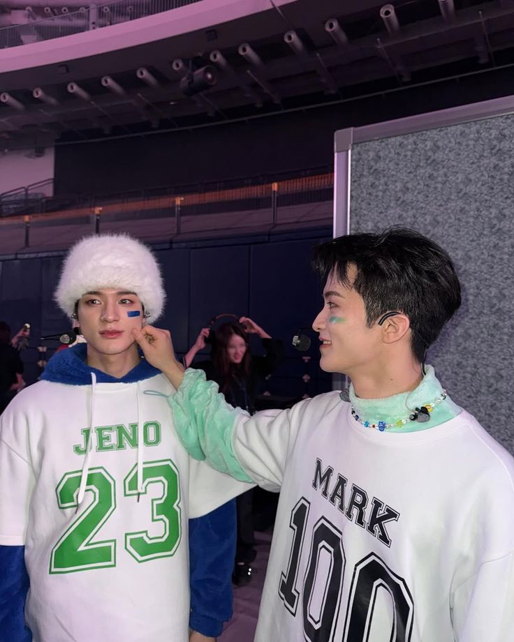 MINHYUGNE's tweet photo. Today is our Samoyed's day! Jeno, who always takes care of Dreamies like a true captain, I'm forever grateful to have you in my life. Don't grow up too fast, spare a room to embrace your inner child and be good with it. Happy birthday, Capt. 🖤 https://t.co/TAT58rifVV