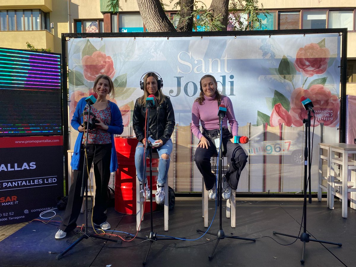🌹📚 Salutacions desde La Rambla! Celebrem #SantJordi amb tot un dia de programació especial. 
🎙️ Desde les 9h fins a les 20h entrevistarem escriptores, editores, llibreteres, dragones i prínceps. Visiteu l’estand de Tarragona Ràdio i La Casa de les Lletres.
