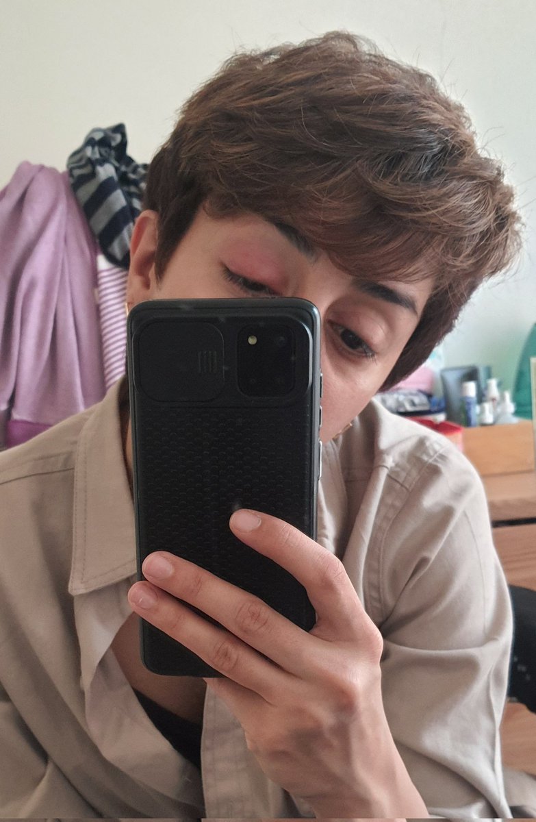 گل مژه ای که زدم به لحاظ فرمی خیلی جالبه:))) رنگشم رنگ مطلوبمه برای سایه :))) کاش فقط درد نمی‌کرد که مجبور نبودم آرزوی زوال کنم براش...