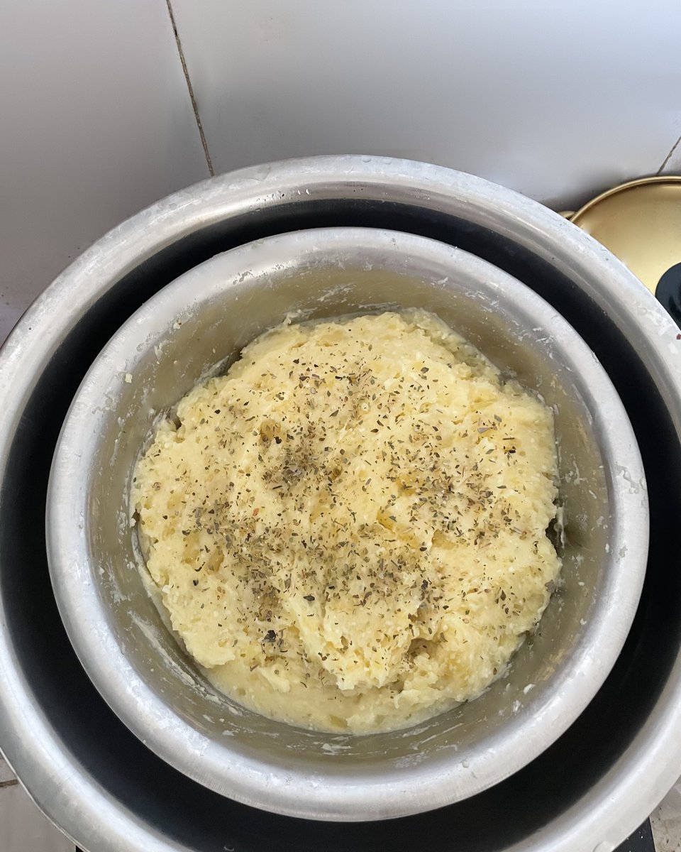 lavienreves's tweet image. Second batch of Chef Iby’s #mashedpotatoes this afternoon👩🏻‍🍳