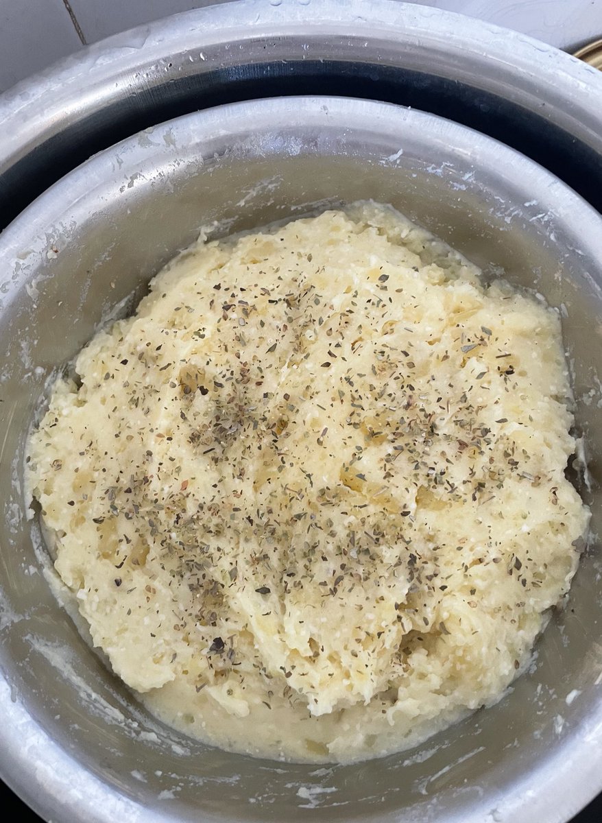 lavienreves's tweet image. Second batch of Chef Iby’s #mashedpotatoes this afternoon👩🏻‍🍳