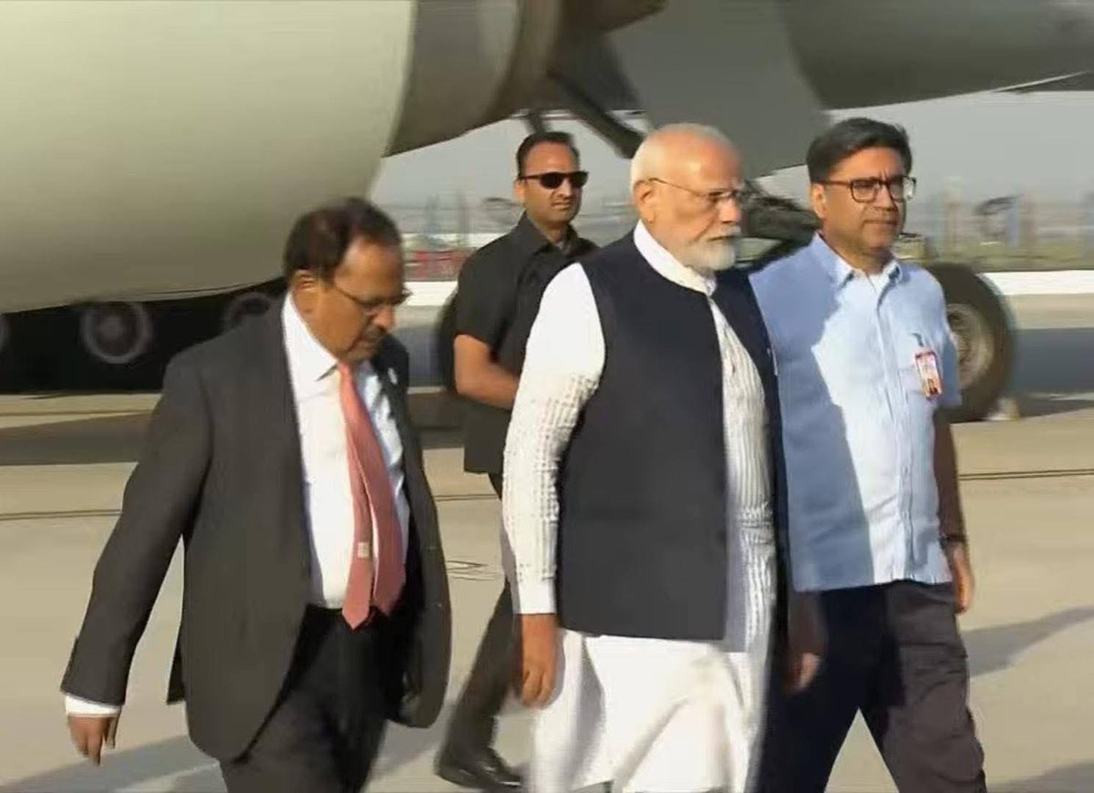 ChitnisArchana's tweet image. जब देश पर संकट आता है, तो नेता नहीं, परिवार का मुखिया आगे बढ़ता है।
PM श्री @narendramodi ने पहलगाम आतंकी हमले के मद्देनजर सऊदी अरब की यात्रा बीच में छोड़ी और दिल्ली पहुँचकर उच्चस्तरीय बैठक की।
#PMOIndia #PahalgamAttack #ModiInAction #NationFirst
@PMOIndia