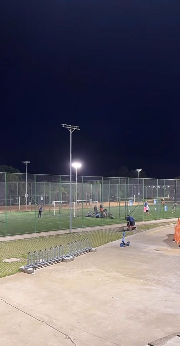 ernestoanulador's tweet photo. Que sufoco. 

Os poucos que ficaram até o fim no BRio presenciaram um dos maiores empates da história da copa contra o melhor Nacional de todos os tempos. Nico em noite de Dí Maria, veio sentido para POA, a todo minuto buscou o gol. E o que era aquele Boggio? Sera que é filho do Forlã? O que joga este rapaz.

Esses cornetinhas do amendoim que foram embora aos 35' de jogo eu deixo o meu desprezo. Se não acredita no (P) e no Alã nem vai no estádio. Ainda por cima levaram todos os patinetes e deixaram o sócio que acreditou até o final a pé. Agora estou aqui na Orla sem ter como voltar para casa e a dinâmica do Comfort estourando. É o poste mijando no cachorro. Pelo menos este ponto com gosto de vitória não vai permitir estragar minha noite.

SEREMOS.