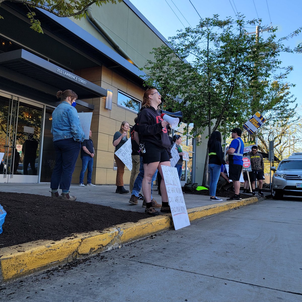 TakurConluTV's tweet photo. Earlier in Eugene, Bigfoot workers out once again as they've reached 200 days of striking.

The strike was held outside of the Bigfoot Beverages Trade Show at Venue 252.

Workers continue to demand their pension, a benefit taken away in favor of a 401k.

#LiveonKVAL #LiveonKMTR https://t.co/UA6MrkN8EU