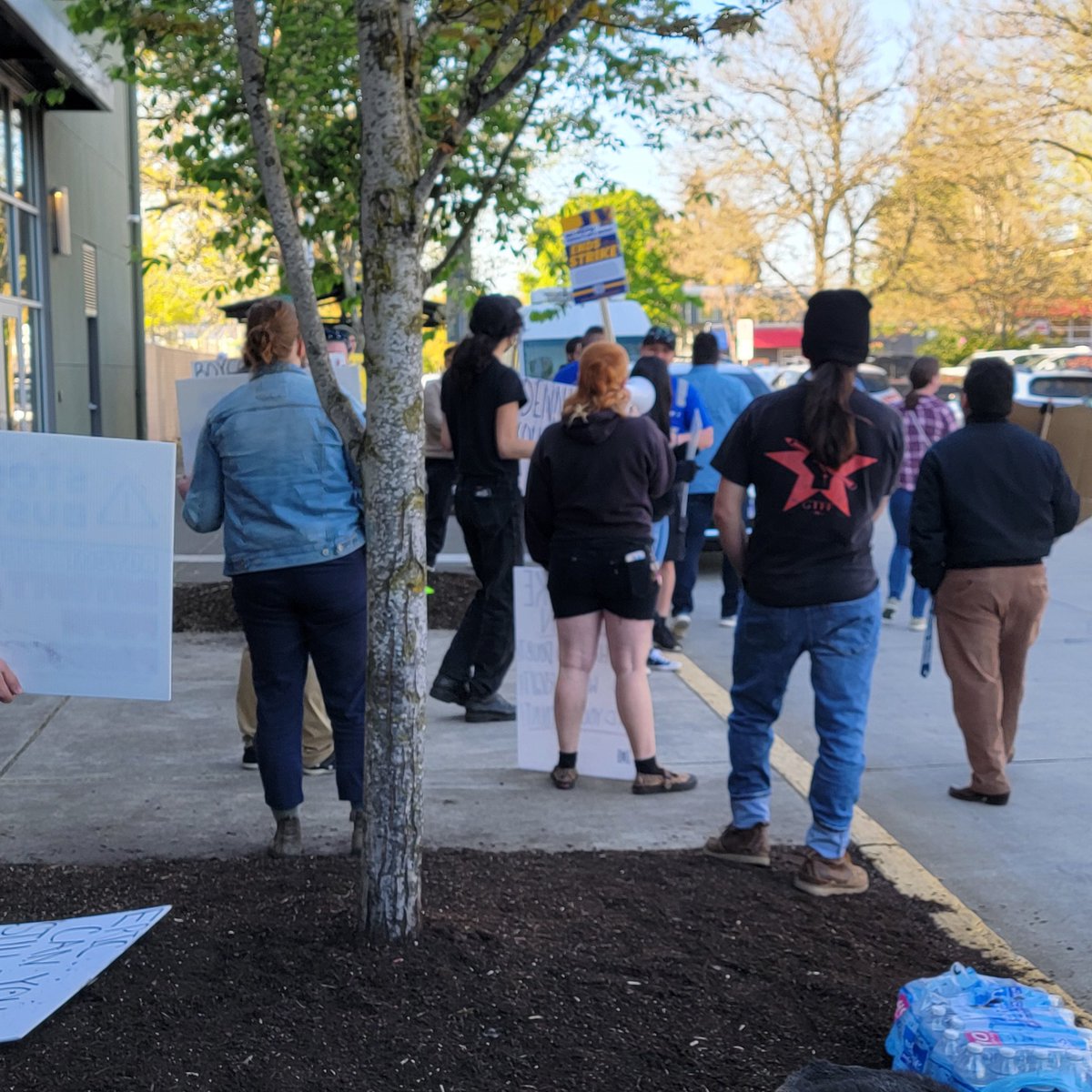 TakurConluTV's tweet photo. Earlier in Eugene, Bigfoot workers out once again as they've reached 200 days of striking.

The strike was held outside of the Bigfoot Beverages Trade Show at Venue 252.

Workers continue to demand their pension, a benefit taken away in favor of a 401k.

#LiveonKVAL #LiveonKMTR https://t.co/UA6MrkN8EU