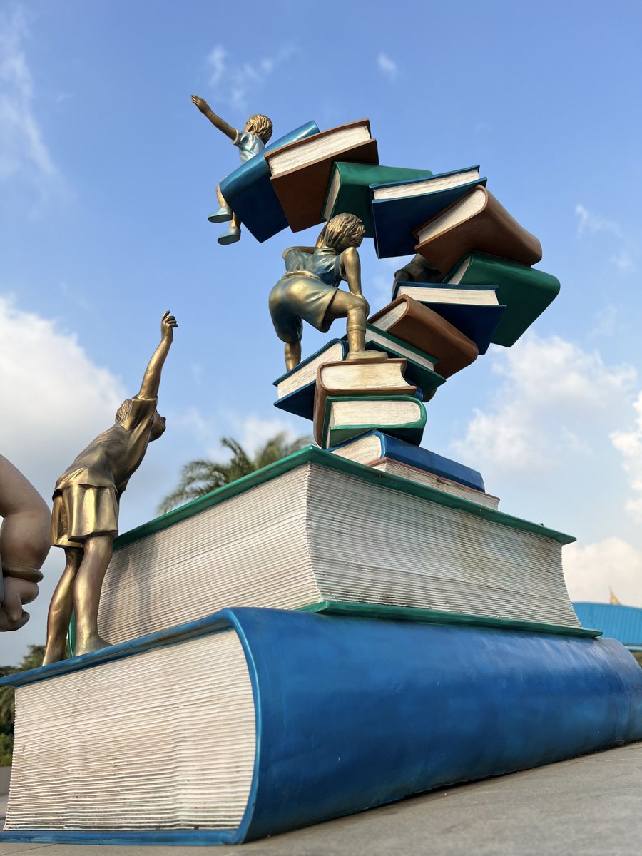 wankhedeprafull's tweet image. आख्खं आभाळ कवेत घ्यायची ताकद पुस्तकं देतात…..  वाचत रहा! 

जागतिक पुस्तक दिनाच्या सर्वांना शुभेच्छा 📚