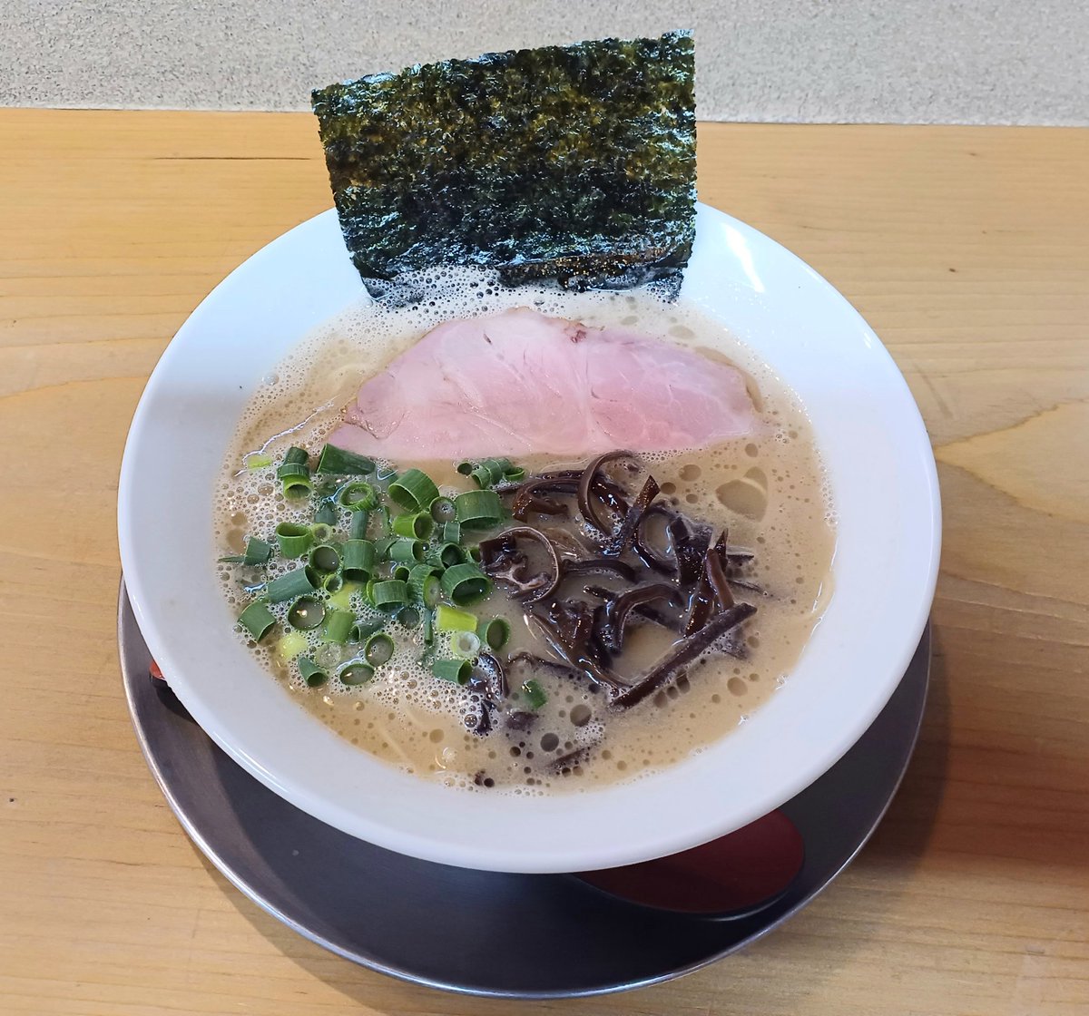 きみも #ら～麺デ部🍜 に入部しない🎵🎵

青森市サンロード青森近く「ラァメンぼーんず」さんのとんこつラーメン🎵
一杯880円🎵

#拡散希望RT
#フォロバ100 
#フォローした人全員フォローする

続く～🎵