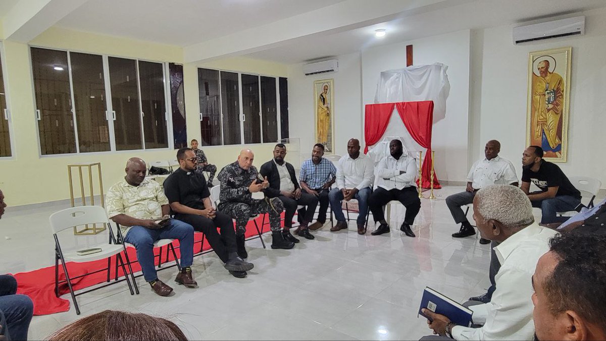 El general #Eddypérezperalta pidió disculpas por excesos policiales en #SemanaSanta2025 .
💬 “Si hubo un exceso en mi accionar, pido disculpas”.
👥 Comunidad y autoridades pactan seguir en diálogo por una mejor seguridad.
#Mendoza #excesopolicia <a href="/PoliciaRD/">Policía Nacional República Dominicana</a> <a href="/MinInteriorRD/">Ministerio de Interior y Policía RD</a>