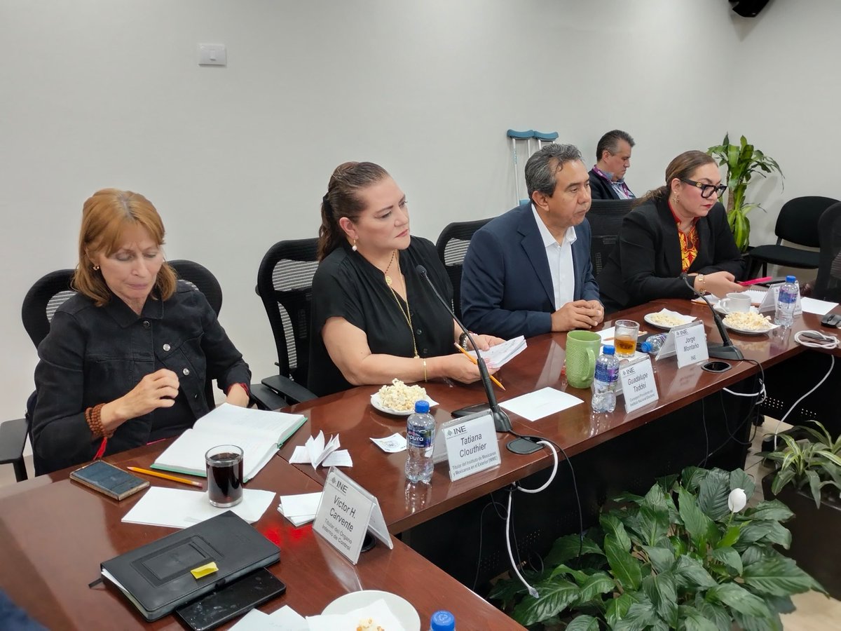 Montano_Ventura's tweet photo. Tuve el honor de acompañar a la @Presidencia_INE en la reunión de trabajo entre el @INEMexico, el @IME_SRE y el Colectivo de Federaciones y Organizaciones Mexicanas Migrantes (@COLEFOMM).

Este encuentro tuvo como objetivo fortalecer el diálogo institucional y diseñar mecanismos de colaboración con la comunidad mexicana residente en el extranjero. 

A través de una agenda de trabajo conjunta, buscamos promover y garantizar el ejercicio pleno de sus derechos político-electorales, reforzando su participación en la vida democrática de México.  

#VivamosLaDemocracia  
@tatclouthier