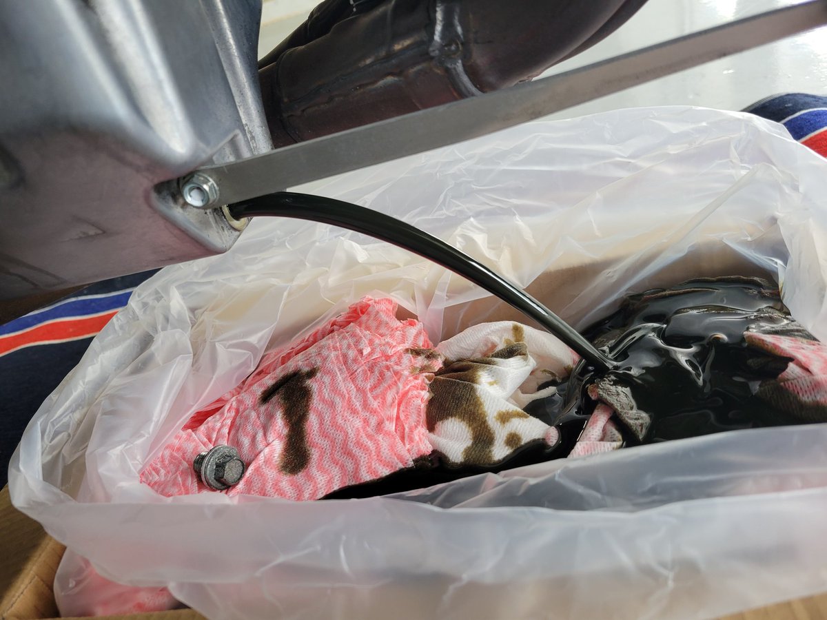 OYkQtbffgp27485's tweet photo. 早く着いたので、ピットでオイル交換(≧▽≦)☆

今回は信頼のNUTEC NC-51です！︎︎👍

実走が楽しみっ！😊

 #NUTEC
 #SAMURAIFACTORY https://t.co/LqFCZ4N6zO