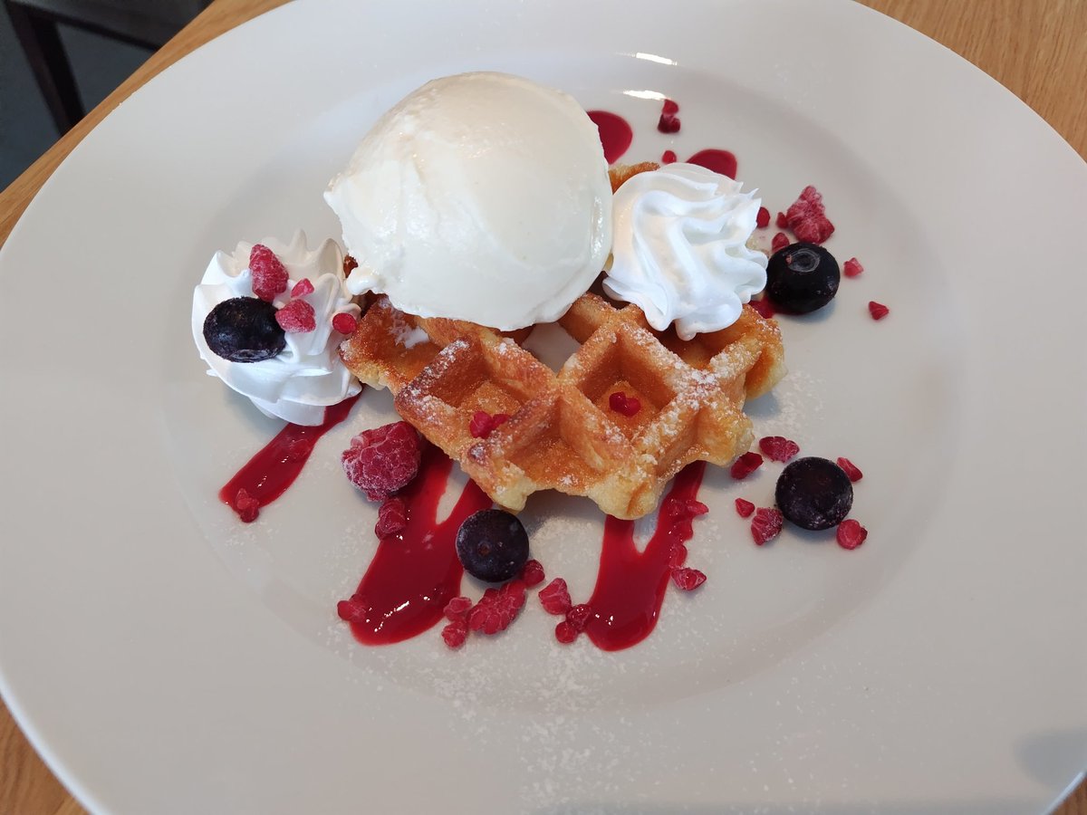 leaf51ny's tweet photo. 11時前、ベルギー館レストラン、ほぼ待ち時間なく入れました
しかし食事メニューはサクサク出てきたのにワッフルが謎の1時間待ちでした(-_-;) https://t.co/cnUKeVqYr7
