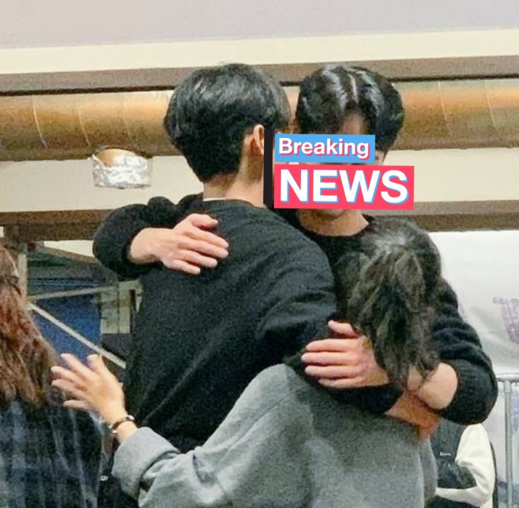 colourkth's tweet image. #taekookau onde:

Kim Taehyung e Jeon Jungkook, membros do atual maior grupo de kpop, mantém um relacionamento em segredo da mídia e, também, Jeon So Hee, de onze anos, cuja identidade foi relavada por um descuido da mesma ao emprestar o celular para uma colega de turma.