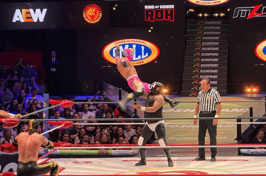 LaTijeraLucha's tweet photo. La segunda batalla en el #MartesDeArenaMexico es para #DarkMagic, #EspantoJr y #Raider al dar cuenta de #ValienteJr, #OroJr y #FuryBoy, demostrando el poder y coordinación de la #OlaNegra en la majestuosa #ArenaMexico…
#latijeraluchalibre https://t.co/0HUaG34cn2
