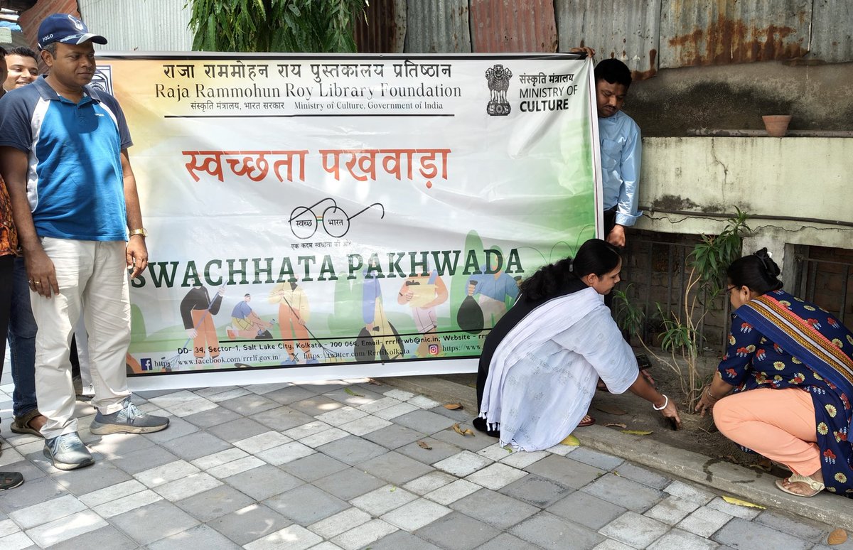 "स्वच्छ भारत पखवाड़ा" के अवसर पर कार्यालय परिसर में पौधारोपण कार्यक्रम का आयोजन किया गया। इस दौरान कर्मचारियों द्वारा पौधे लगाए गए और उनके संरक्षण का संकल्प भी लिया गया।
#BooksforAll
#LibrariesforAll
#SwachhBharatMission 
<a href="/gssjodhpur/">Gajendra Singh Shekhawat</a> <a href="/DrAPSingh_BHU/">Prof. Ajay P. Singh 🇮🇳</a> <a href="/MinOfCultureGoI/">Ministry of Culture</a>