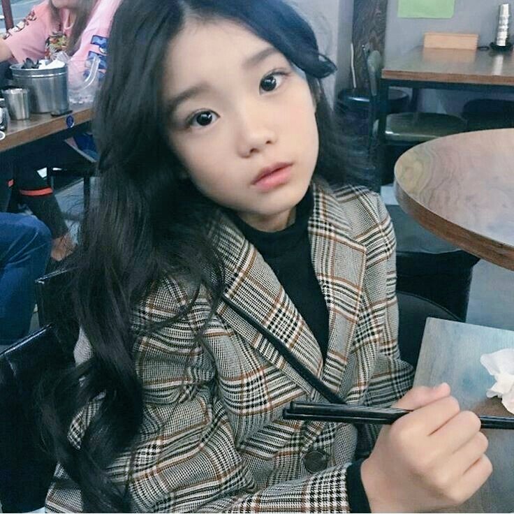 colourkth's tweet image. #taekookau onde:

Kim Taehyung e Jeon Jungkook, membros do atual maior grupo de kpop, mantém um relacionamento em segredo da mídia e, também, Jeon So Hee, de onze anos, cuja identidade foi relavada por um descuido da mesma ao emprestar o celular para uma colega de turma.