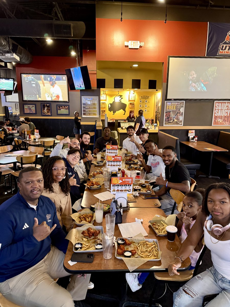 Enjoyed <a href="/BWWings/">Buffalo Wild Wings</a> with the Family!!! Blessed to be around &amp; Coach some great young men!!!

#UnityIsTheSecret #PicksUp