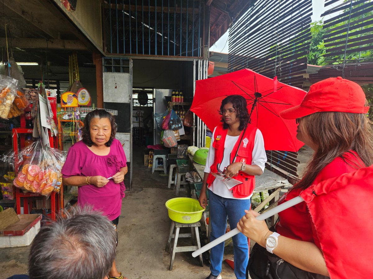 partisosialis's tweet photo. Kempen hari ini bermula dengan mendekati pengundi-pengundi Ayer Kuning di Kampung Baru Pekan Getah. Tiba masanya untuk kita tukar ke sesuatu baru. Kuasa Ketiga Kuasa Kita!
Undilah Bawani!
#AyerKuning
#prkayerkuning
#airkuning
#kuasaketiga
#kuasakita https://t.co/dI7A9cLgSi