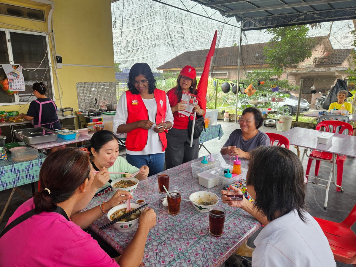 partisosialis's tweet photo. Kempen hari ini bermula dengan mendekati pengundi-pengundi Ayer Kuning di Kampung Baru Pekan Getah. Tiba masanya untuk kita tukar ke sesuatu baru. Kuasa Ketiga Kuasa Kita!
Undilah Bawani!
#AyerKuning
#prkayerkuning
#airkuning
#kuasaketiga
#kuasakita https://t.co/dI7A9cLgSi