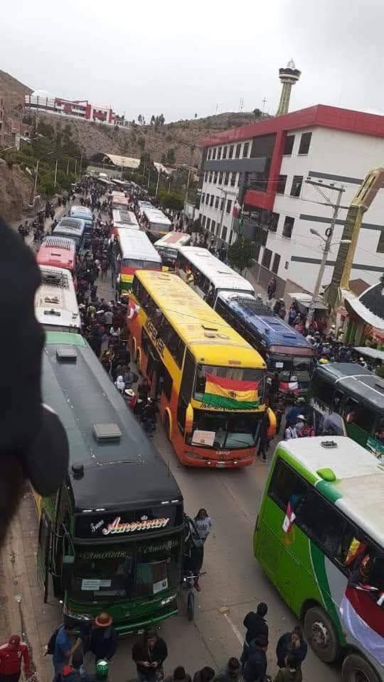 #deÚltimo
Aproximadamente 80 flotas con #mineros de #Potosí partieron #rumbo a #LaPaz en una masiva movilización. La protesta exigirá al #Gobierno la regulación de precios de la canasta familiar y provisión de material explosivo para sus labores y el abastecimiento de carburantes