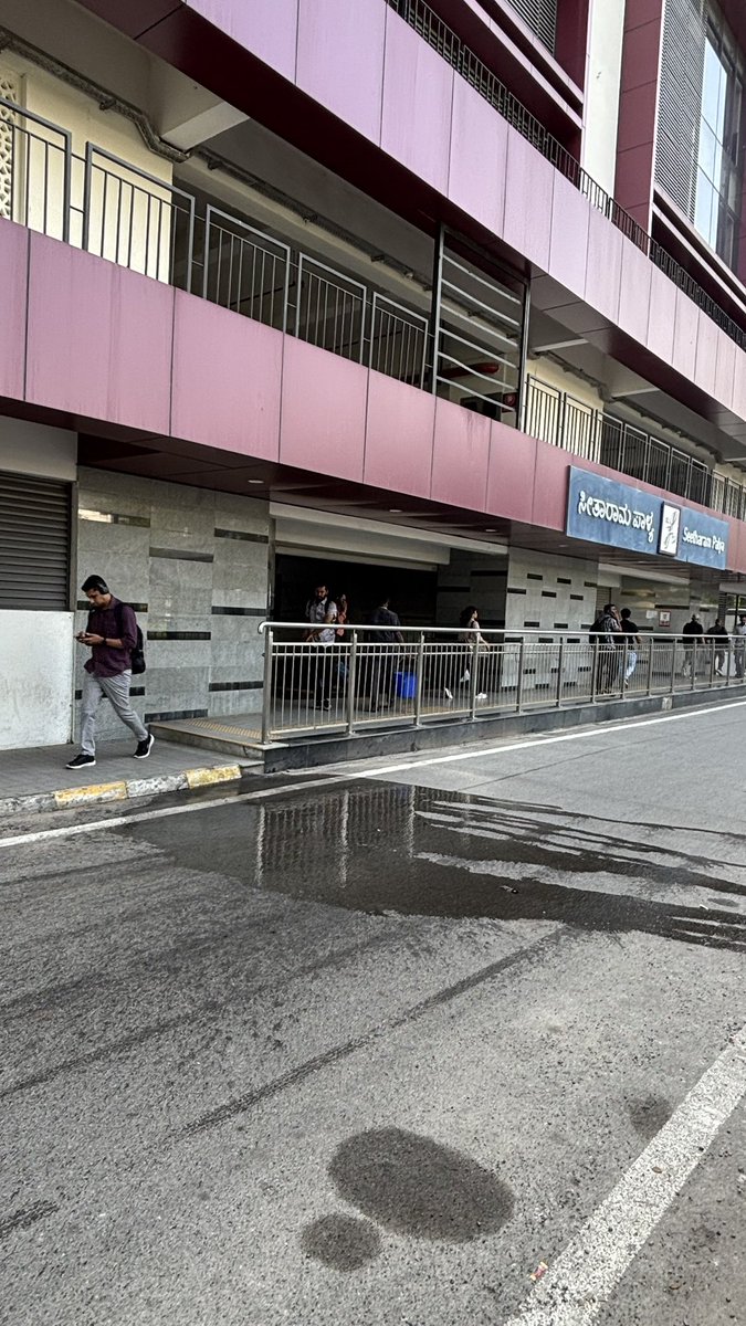 beingTechie's tweet photo. @BBMPofficial Every morning, after getting off the metro and waiting for our cab pickup on the way to work, this is what we are greeted by! Do you have proper drainage facilities, and can you train your housekeeping staff?
.
Location: Seetharampalya Metro exit towards IFB. https://t.co/3BBFWp01CC