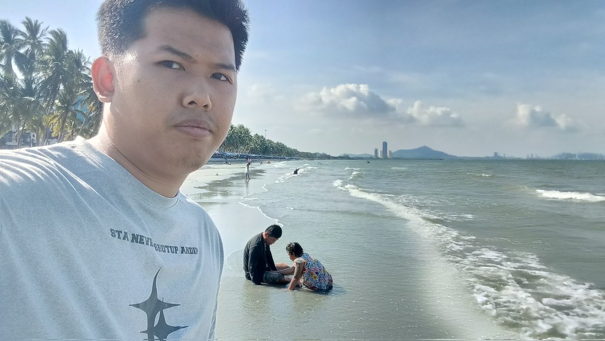 Earthchaiyo's tweet photo. 朝の風に吹かれながら海辺を歩く
金色の光がきらめき、波がやさしく揺れる
冷たい水に浸かり、心の暑さも和らぐ
静かで穏やかな、幸せな一日 https://t.co/zOOfz6G7RI