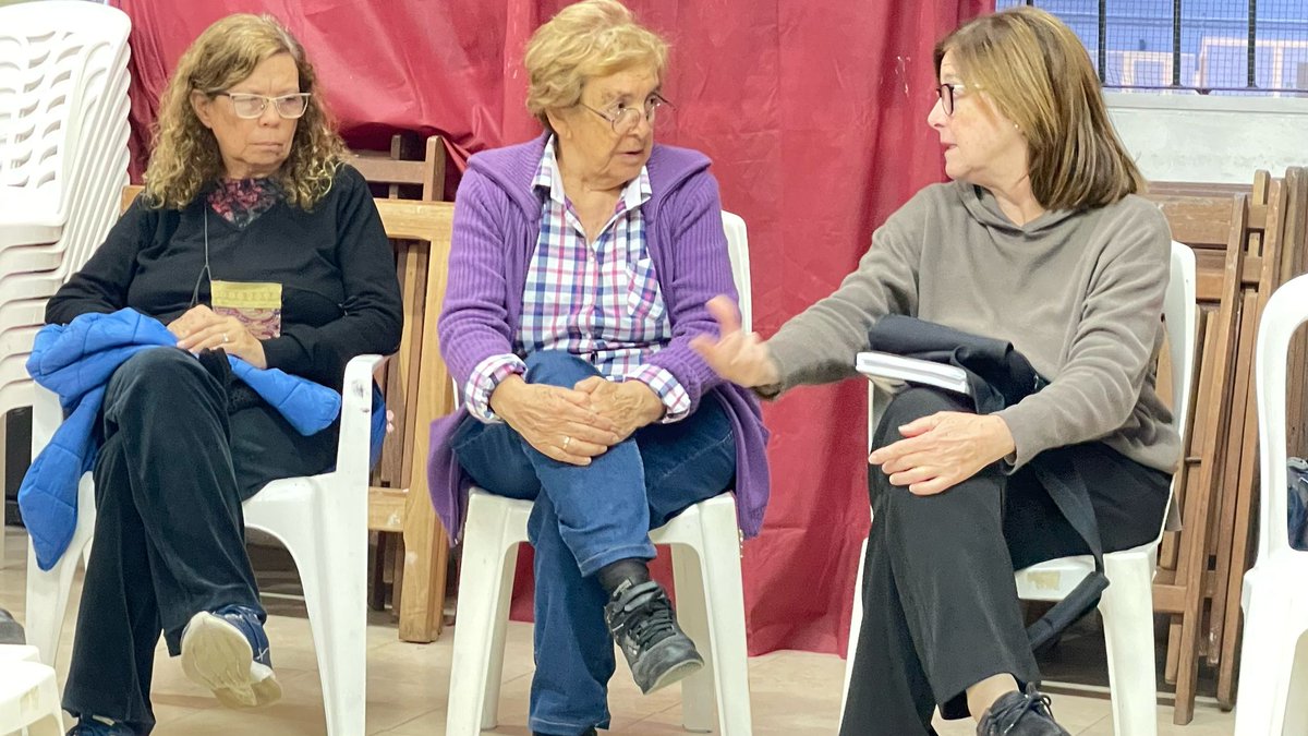 YeyeCorrea's tweet photo. Invitados por la Comisión de Cultura de Malvin Norte a exponer propuestas y escuchar reclamos.
Participaron los tres candidatos del @Frente_Amplio y ninguno de los cuatro de la Coalición .
La ex Alcaldesa del @MunicipioE y Concejales ausentes por vergüenza. https://t.co/Earyj9lMwG