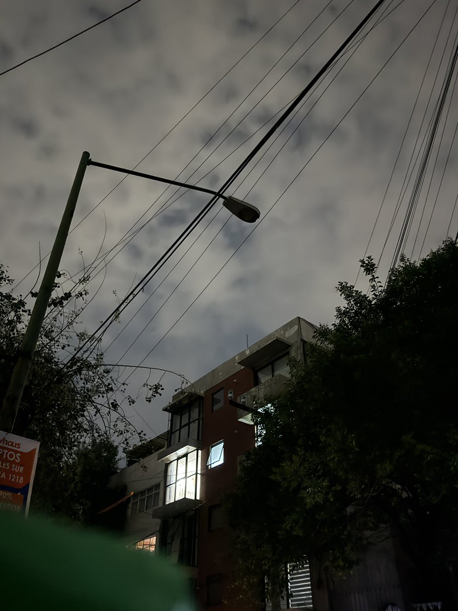charliedelamora's tweet photo. Ayuda @BJAlcaldia @CFEmx la calle de Rumanía entre Popocatépetl y Pirineos está obscura e insegura por falta de luminarias. Los postes de lámparas están fundidos . Ya hemos tenido robo de autopartes . https://t.co/W3fxeybKEe