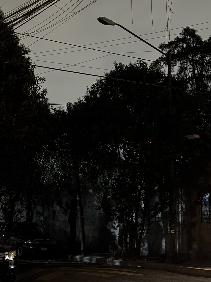 charliedelamora's tweet photo. Ayuda @BJAlcaldia @CFEmx la calle de Rumanía entre Popocatépetl y Pirineos está obscura e insegura por falta de luminarias. Los postes de lámparas están fundidos . Ya hemos tenido robo de autopartes . https://t.co/W3fxeybKEe