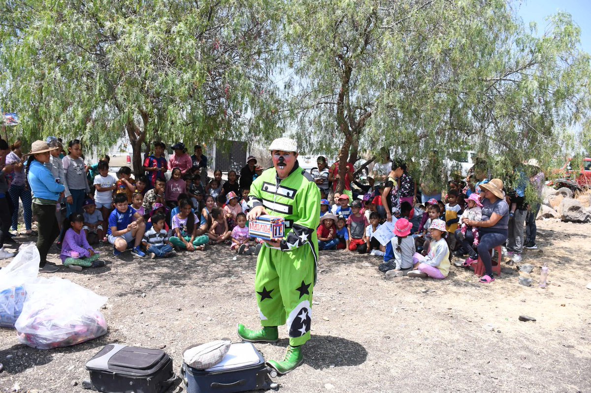 #Entérate | Con la encomienda de nuestra alcaldesa <a href="/LorenaAlfaroG/">Lorena Alfaro García</a> , el equipo #DIFIrapuato y la Dirección de Desarrollo Rural, visitamos a niñas y niños de comunidades para regalar alegría y sonrisas. 😄🎉