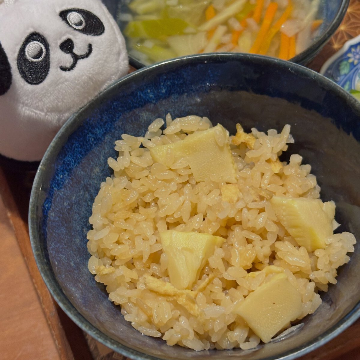 スシパンダくんが大好きなタケノコご飯。
お裾分けでもらったよ。
タケノコの香りと柔らかいけど歯応えもあって美味しかったよ。
#竹の子ご飯 #たけのこご飯 
#スシズー #スシメー #sushizoo #susheep #ぬい撮り #ぬいぐるみ
