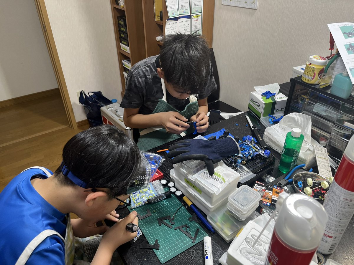DYHTY8isoi65512's tweet image. 次の公式大会に向け、まずミニ四駆触る🛠️

仕事、プライベート、部活、勉強共に忙しい中。我が家はコツコツと次回のレースに向けミニ四駆を触っています😊
今が人生の一番の楽しい時かも🎇
勝てなくて、結果が出なくても、子供達が大きくなり
あの時は、家族でミニ四駆してたね🏎
良い思い出になるはず