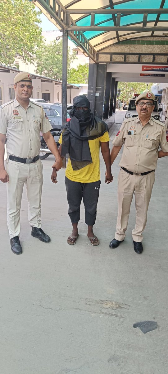 Snatcher/autolifter arrested by PS Inderpuri 

👉🏻 Accused Ashish has previously been involved in four cases
👉🏻 Was roaming in the area with button actuated knife, probably to commit another incident 
👉🏻 Was wanted in a snatching case