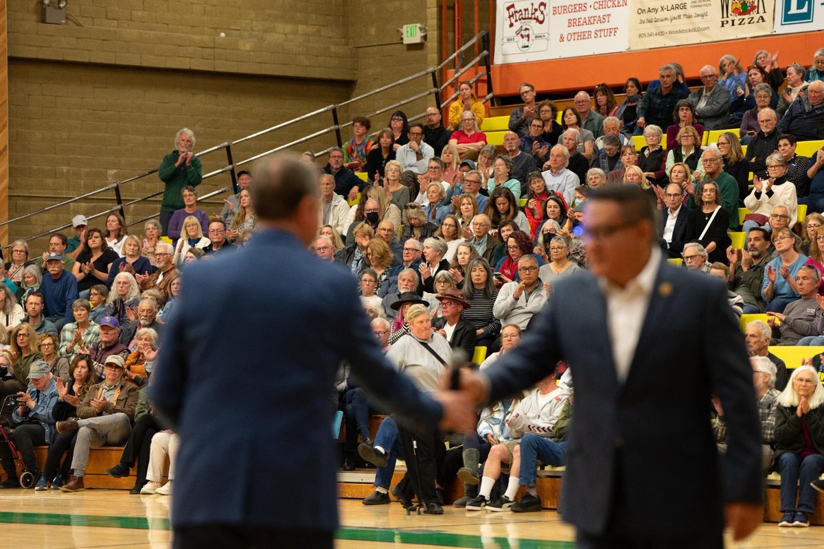 SenAdamSchiff's tweet photo. Wow. Thank you San Luis Obispo. 

For your wonderful questions – and for coming out 2000 strong on a Tuesday night in defense of decency and our democracy. https://t.co/l8B9yseZan