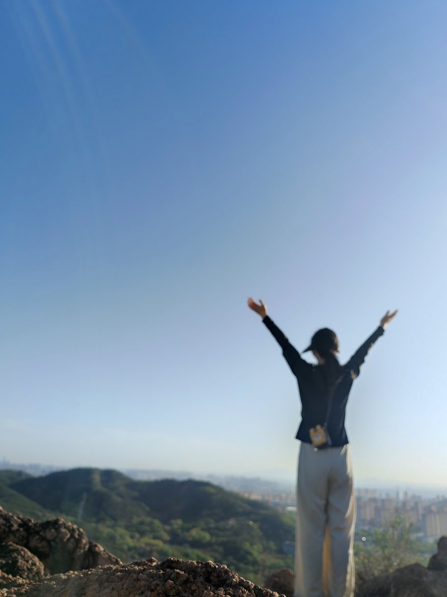 rw2001tata's tweet photo. 爬山是日常 露出是彩蛋 
给大家看一下每天都真的在爬山
每天都可以随机找个山头来偶遇我 https://t.co/64ehemPH0C