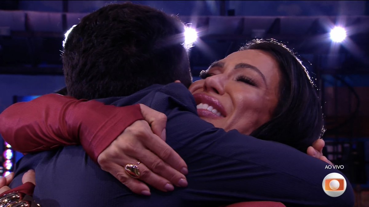 GraOficial's tweet photo. Gra abraçando o Gui! ❤️
#EquipeGra | #BBB25 https://t.co/pHIg3i8F89